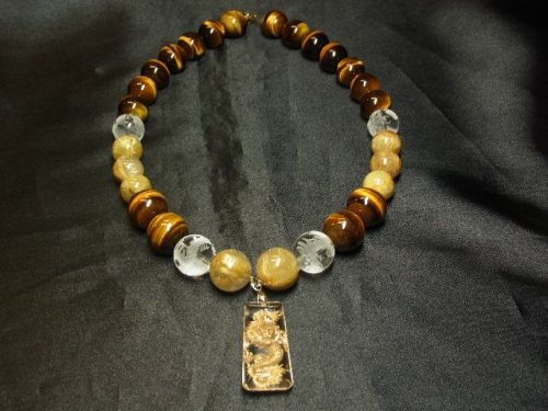 別のアングル写真3: 最強天然石数珠  浮彫皇帝龍本水晶プレート  皇帝龍彫本水晶  タイガーアイ  タイチンルチルネックレス  金運アップ  願いを叶える  風水神  高級オラオラ  誕生日  贈り物    こだわり  / 誕プレ 魔除け 運気向上 お揃い プレゼント お祝  高品質 / 京海堂