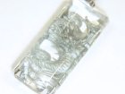 別のアングル写真2: 職人技で作られたペンダントトップ！浮彫皇帝龍本水晶プレート　銀彫