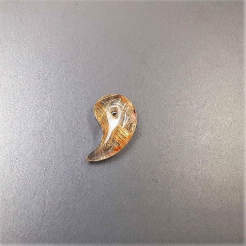 別のアングル写真2: 濃い目のルチルが高級感あります  現品一点物  ゴールドルチル  勾玉  Mr68  金針水晶  お守り  不思議な力  天然石  パワーストーン  人気  ネックレス  クォーツ  誕生日  贈り物   /クリスマスプレゼント お祝 高品質 / 京海堂