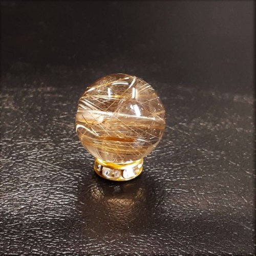 別のアングル写真1: 金色が映えるクォーツ  13ミリ  現品一点物  1粒売り  ゴールドルチル  クォーツ  金針水晶 KYG28  ハンドメイド  天然石  パワーストーン  開運  最強金運  ビーズ  誕生日  贈り物   /クリスマスプレゼント お祝 高品質 / 京海堂