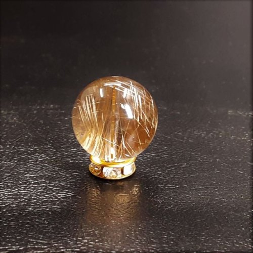 別のアングル写真2: 金色が映えるクォーツ  13ミリ  現品一点物  1粒売り  ゴールドルチル  クォーツ  金針水晶 KYG28  ハンドメイド  天然石  パワーストーン  開運  最強金運  ビーズ  誕生日  贈り物   /クリスマスプレゼント お祝 高品質 / 京海堂