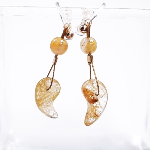 別のアングル写真2: 勾玉と丸玉を組み合わせたお洒落イヤリング  現品一点物  ゴールドルチル  耳元で揺れるデザインが人気  樹脂タイプ  金属アレルギー対応  フックピアスに変更可  天然石  ルチル  開運  誕生日  贈り物   /クリスマスプレゼント お祝 高品質 / 京海堂