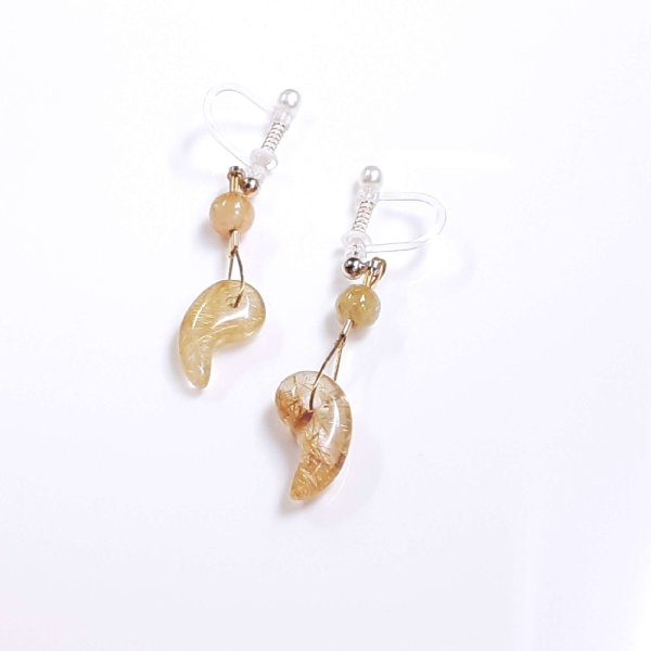 画像5: 勾玉と丸玉を組み合わせたお洒落イヤリング  現品一点物  ゴールドルチル  耳元で揺れるデザインが人気  樹脂タイプ  金属アレルギー対応  フックピアスに変更可  天然石  ルチル  開運  誕生日  贈り物   /クリスマスプレゼント お祝 高品質 / 京海堂