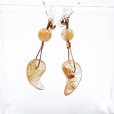 画像1: 勾玉と丸玉を組み合わせたお洒落イヤリング  現品一点物  ゴールドルチル  耳元で揺れるデザインが人気  樹脂タイプ  金属アレルギー対応  フックピアスに変更可  天然石  ルチル  開運  誕生日  贈り物   /クリスマスプレゼント お祝 高品質 / 京海堂 (1)