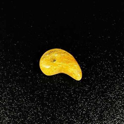 別のアングル写真1: 濃密内包のルチルが素敵  現品一点物  ゴールドルチル  勾玉  Mr86  金針水晶  お守り  不思議な力  天然石  パワーストーン  人気  ネックレス  ルチル  クォーツ  合格祈願  最強金運  誕生日  贈り物   /クリスマスプレゼント お祝 高品質 / 京海堂