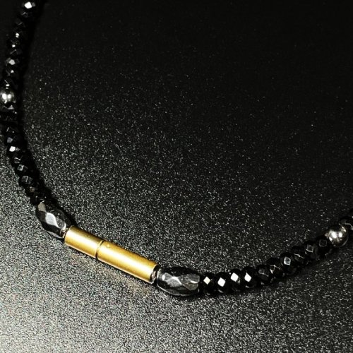 別のアングル写真1: ゴールドクラスプがゴージャス  カットヘマタイト  ブラックスピネル  パワーストーン  磁気ネックレス  ツインクラスプ仕様  プロスポーツ選手も愛用する  金属アレルギー対応  jgn1  / 誕プレ 魔除け 運気向上 お揃い クリスマスプレゼント お祝  高品質 / 京海堂