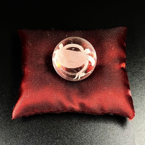 別のアングル写真2: 長寿や健康を司る  四神獣  玄武  北の守護神  33ミリ玉  本水晶  台座  パワー充填の座布団付  / 誕プレ 魔除け 運気向上 お揃い プレゼント お祝  高品質 / 京海堂