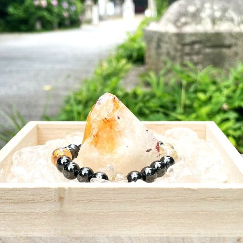 別のアングル写真3: 意志の強さを示す石  10ミリ  8ミリ  風水神  皇帝龍  ドラゴンアゲート  ゴールドルチル  磁気ヘマタイト  ブレス   天然石  数珠  最強金運  パワーストーン  開運  誕生日  ギフト  贈り物    ryub35  / 誕プレ 魔除け 運気向上 お揃い クリスマスプレゼント お祝  高品質 / 京海堂