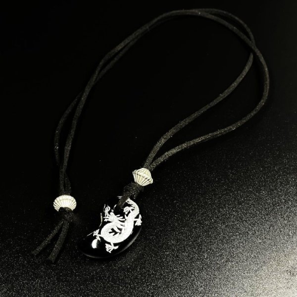 画像2: 目標達成をサポートする力を与える  皇帝龍  銀彫オニキス  勾玉  スエードコード  ネックレス  my2  引越祝  / 誕プレ 魔除け 運気向上 お揃い クリスマスプレゼント お祝  高品質 / 京海堂