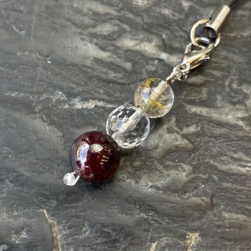 別のアングル写真2: 1月生まれのお守りチャーム  ガーネット  ゴールドルチル  128面カット水晶  ストラップ付  g1  / 誕プレ 魔除け 運気向上 お揃い クリスマスプレゼント お祝  高品質 / 京海堂