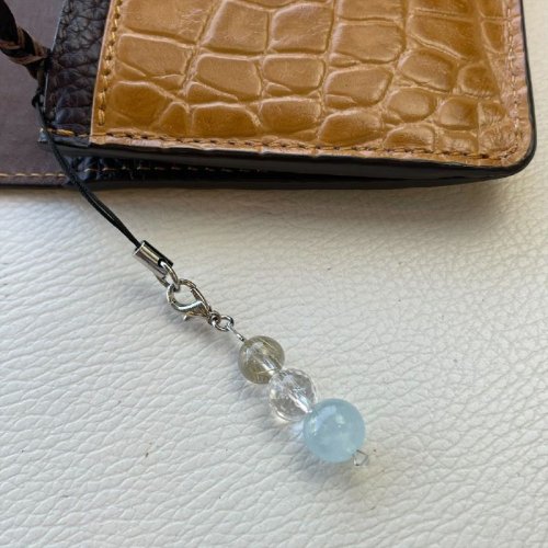 別のアングル写真1: 3月生まれのお守りチャーム  アクアマリン  ゴールドルチル  128面カット水晶  ストラップ付  A2  / 誕プレ 魔除け 運気向上 お揃い プレゼント お祝  高品質 / 京海堂