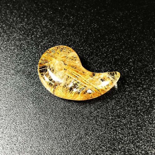 別のアングル写真1: 強烈なインパクトとパワーをもたらす  一点物  タイチンタイガールチルクォーツ  勾玉  Mr120  虹入り水晶のお守り天然石  金運  パワーストーン  / 誕プレ 魔除け 運気向上 お揃い クリスマスプレゼント お祝  高品質 / 京海堂