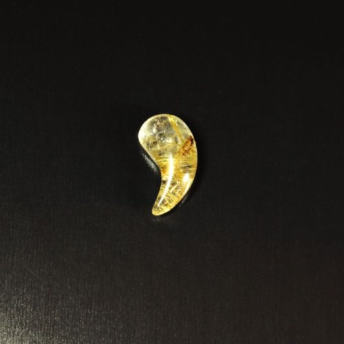 別のアングル写真2: 黄金の輝き  一点物  ゴールドタイチンルチル  勾玉  Mr60  金針水晶  お守り効果  天然石  パワーストーン  / 誕プレ 魔除け 運気向上 お揃い クリスマスプレゼント お祝  高品質 / 京海堂