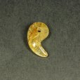 画像1: 金運を引き寄せる  一点物  ゴールドタイチンルチル  勾玉  Mr130  金針水晶  お守り効果  力が宿る  天然石  パワーストーン  贈り物   /プレゼント お祝 高品質 / 京海堂 (1)
