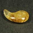 画像2: 金運を引き寄せる  一点物  ゴールドタイチンルチル  勾玉  Mr130  金針水晶  お守り効果  力が宿る  天然石  パワーストーン  贈り物   /プレゼント お祝 高品質 / 京海堂 (2)