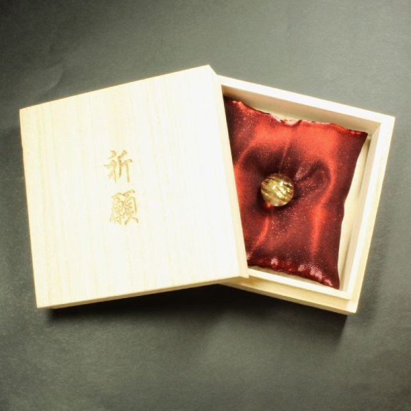 画像10: お買い得  17ミリ  一点物  1粒売り  ゴールドルチル  パワー充填の赤座布団  祈願桐箱付  SgT12  金針水晶  お守り効果  ギフト  / 誕プレ 魔除け 運気向上 お揃い プレゼント お祝  高品質 / 京海堂
