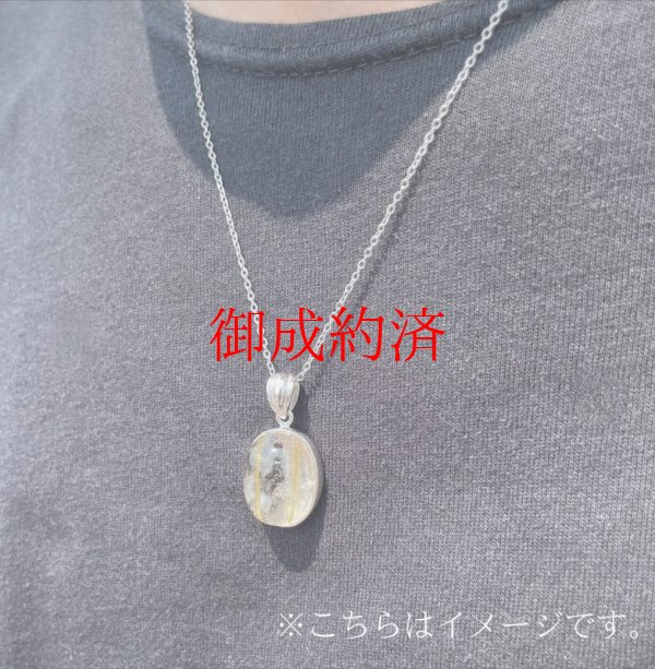 画像2: Vの字に内包するルチルがカッコいい  一点物 ゴールド タイチンルチル クォーツ ペンダント シルバー925 ＧＴＫ３２ 金針水晶のお守り効果 誕生日 ギフト 贈り物 プレゼントにも 京海堂