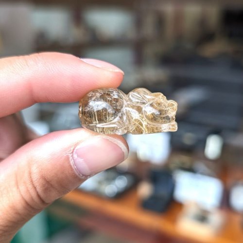 別のアングル写真2: 虹の光が神秘的  ゴールドルチル  クォーツ  貔貅  ヒキュウ  HKR8  14g  水晶のお守り効果  金銀財宝を集める  ギフト  / 誕プレ 魔除け 運気向上 お揃い プレゼント お祝  高品質 / 京海堂