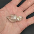 別のアングル写真1: ツインポイント クリスタル 水晶 原石 １７ｇ観賞石 オブジェ 家庭円満のお守り 贈答品 ギフト 京海堂