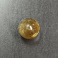 画像2: 金色にきらりと光る  10ミリ  一点物  1粒売り  ゴールド  タイチンルチル  KTT33  貫通穴あり  水晶のお守り効果  贈答品  ギフト  / プレゼント お祝 高品質 / 京海堂 (2)
