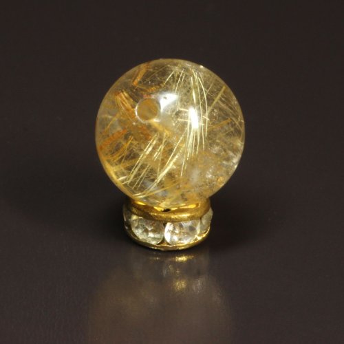 別のアングル写真1: 金色にきらりと光る  10ミリ  一点物  1粒売り  ゴールド  タイチンルチル  KTT33  貫通穴あり  水晶のお守り効果  贈答品  ギフト  / プレゼント お祝 高品質 / 京海堂