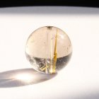 別のアングル写真3: V型 金針が魅力の1点！13.5ミリ タイチン太針ルチル【GHTU4・4g】 一点物 1粒売り ハンドメイド 交換用ゴム付＆巾着1枚 【勝負運向上・金運・家族円満・受験合格】 金針水晶 お守り効果 ご褒美 お揃い ギフト 京海堂