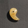 画像8: 【金針の繊細な輝きとひとすじのタイチンルチルの輝き  】勾玉  ゴールドルチル  クォーツ  一点物  【  KMr49】お守り効果  力が宿る  願い叶える  パワーストーン  ギフト  / プレゼント お祝 高品質 / 京海堂