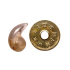 別のアングル写真2: 【綺麗な形で透明感ある金針＆太針が魅力】勾玉 ゴールド ルチル クォーツ 一点物 【KMr72】 お守り効果 力が宿る パワーストーン 願い叶える 送別会 就職祝い 新生活 ギフト 京海堂