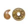 画像2: 【透明な中に輝く金針  先端に輝くタイチンルチル】人気  勾玉  ゴールド  ルチル  クォーツ  一点物【  KMr50】お守り効果  力が宿る  パワーストーン  願い叶える  プレゼント  守護石  / プレゼント お祝 高品質 / 京海堂 (2)