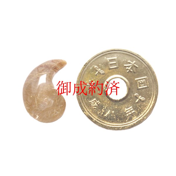 画像2: 【透明な中に輝く金針  先端に輝くタイチンルチル】人気  勾玉  ゴールド  ルチル  クォーツ  一点物【  KMr50】お守り効果  力が宿る  パワーストーン  願い叶える  プレゼント  守護石  / プレゼント お祝 高品質 / 京海堂
