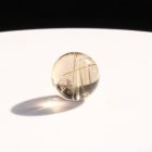 別のアングル写真2: 透明感抜群ゴールドルチル【OUTLET】ヘマタイトから伸びるV型に内包した魅力的な1点！13ミリ 【GHTU7・3g】 一点物 1粒売り ハンドメイド 交換用ゴム付＆巾着1枚 【運気・人間関係を向上・金運・家族円満】 金針水晶 お守り効果 ご褒美 お揃い ギフト 京海堂
