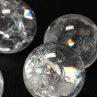 別のアングル写真1: 風水 鬼門浄化 運気アップ【虹の光が幸運に導く】アイリスクォーツ スフィア台座付 送料無料 Sサイズ 19〜21mm 10〜15ｇGHISF1 目標達成 未来への希望 奇跡の象徴 水晶のお守り ご褒美 誕生日 プレゼント 贈り物 ランダム ギフト 京海堂