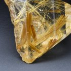 別のアングル写真3: 【不動の人気！放射状に広がる金針の美結晶】一点物 ゴールド 太陽放射ルチル 原石 15g GHG1 巾着1枚＆座布団付 エネルギーを感じる天然石 金運の石 成功を引き寄せる石 仕事運向上 お守り 贈り物 ギフト 京海堂