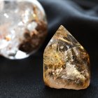 別のアングル写真3: 【金運爆上げ】一点物　ゴールド　太陽放射ルチル　虹入り　原石　23g　GHG2　巾着1枚＆座布団付　金針が放つ成功の石　金運　成功を引き寄せる石　仕事運向上　お守り　贈り物　ギフト　京海堂