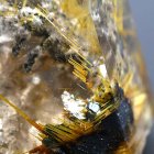 別のアングル写真2: 【金運爆上げ】一点物　ゴールド　太陽放射ルチル　虹入り　原石　23g　GHG2　巾着1枚＆座布団付　金針が放つ成功の石　金運　成功を引き寄せる石　仕事運向上　お守り　贈り物　ギフト　京海堂