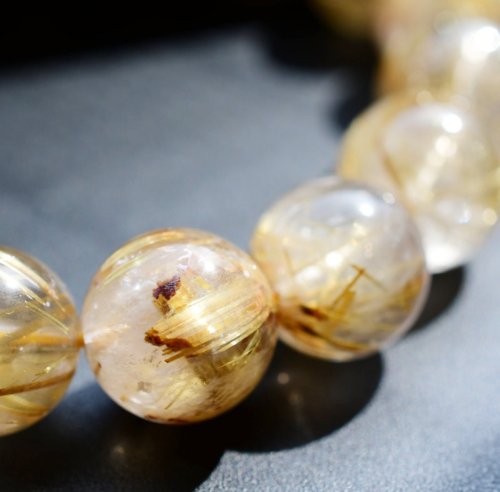 別のアングル写真2: 【透明感と金針が美しい一本】12mm GHB33 44g 金運、仕事運向上、邪気払い、集中力、活力 プレゼント 贈り物 水晶 浄化発送 ギフト ビジネスに強い 京海堂　開運セット付