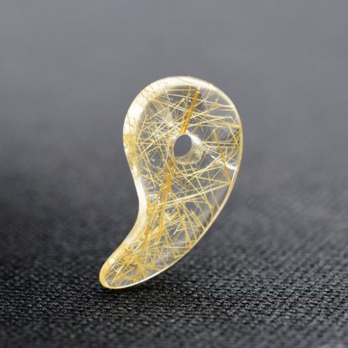 別のアングル写真1: 【水面のように透き通る輝き☆】人気 勾玉 ゴールド ルチル クォーツ 一点物【KMr57】お守り効果 力が宿る パワーストーン 金運・目標達成・人間関係・向上 クリスマスプレゼント 守護石 京海堂