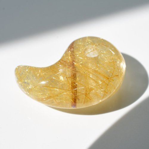 別のアングル写真2: 【チャンスを呼び込む金針のたすき掛け☆】人気 勾玉 ゴールド ルチル クォーツ 一点物【KMr66】自分らしく 道を切り開く 勝負運・金運・目標達成 クリスマスプレゼント 守護石 京海堂