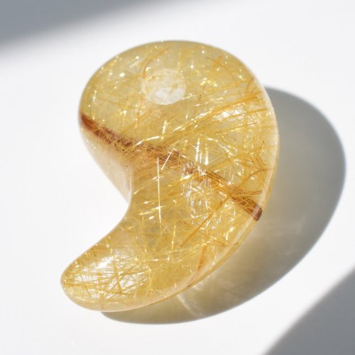 別のアングル写真1: 【チャンスを呼び込む金針のたすき掛け☆】人気 勾玉 ゴールド ルチル クォーツ 一点物【KMr66】自分らしく 道を切り開く 勝負運・金運・目標達成 クリスマスプレゼント 守護石 京海堂