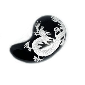 画像: 天然ダイヤモンド入りのお守りチャーム  "皇帝龍勾玉"  銀彫黒瑪瑙  オニキス  金運  勝負運  仕事運  商談成功  縁起物  奇跡のパワーストーン  風水  オブジェ  贈り物   プレゼント  お財布  小銭入れ  MD1  引越祝  / 誕プレ 魔除け 運気向上 お揃い プレゼント お祝  高品質 / 京海堂