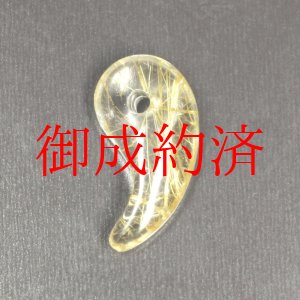 画像: 鋭い太針の存在感  一点物 ゴールド タイチンルチルクォーツ 勾玉 ＫＭｒ１６ 水晶のお守り効果 力が宿る パワーストーン 願い叶える 送別会 就職祝い 新生活 ギフト 京海堂