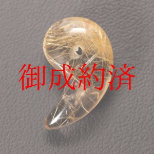 画像: 綺麗な形で透明感ある金針＆太針が魅力勾玉ゴールドルチル  一点物  KMr72  クォーツお守り効果  力が宿る  パワーストーン  願い叶える  記念  お祝  運気上昇  引越祝  ギフト  / プレゼント お祝 高品質 / 京海堂