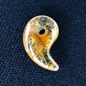 画像: 【自然が生み出した個性の金針デザイン☆】人気 勾玉 ゴールド ルチル クォーツ 一点物【KMr51】お守り効果 力が宿る パワーストーン 直感・守護・創造 プレゼント 守護石 京海堂