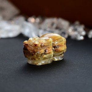 画像: 【シャトヤンシー効果☆輝きの巣窟】1点物　ゴールド　タイチンルチル　クォーツ　貔貅　ヒキュウ　【GHHKU6】3g　金運 仕事運 交渉　勝負運　邪気払い　お守り　ご褒美　天然石ビーズ　貫通穴あり　ルチルクォーツ　効果　京海堂