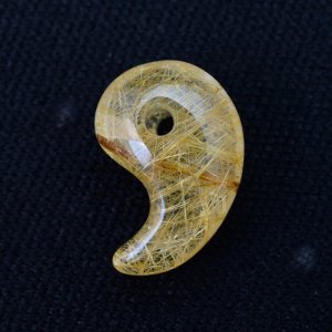画像: 【チャンスを呼び込む金針のたすき掛け☆】人気 勾玉 ゴールド ルチル クォーツ 一点物【KMr66】自分らしく 道を切り開く 勝負運・金運・目標達成 プレゼント 守護石 京海堂