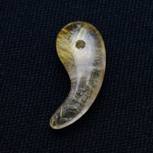 画像: 虹がきらりと光る  一点物  ゴールドルチルクォーツ  勾玉  KMr15  水晶のお守り効果  力が宿る  パワーストーン  願い叶える  記念  お祝  運気上昇  引越祝  ギフト  / 誕プレ 魔除け 運気向上 お揃い プレゼント お祝  高品質 / 京海堂
