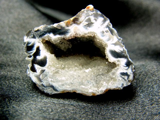 画像1: 願望を実現させるアゲートジオード石！！繊細な結晶の集合体