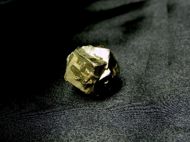 画像: ◆邪気払いの石◆パイライト原石・１９ｇ◆金色に輝く結晶