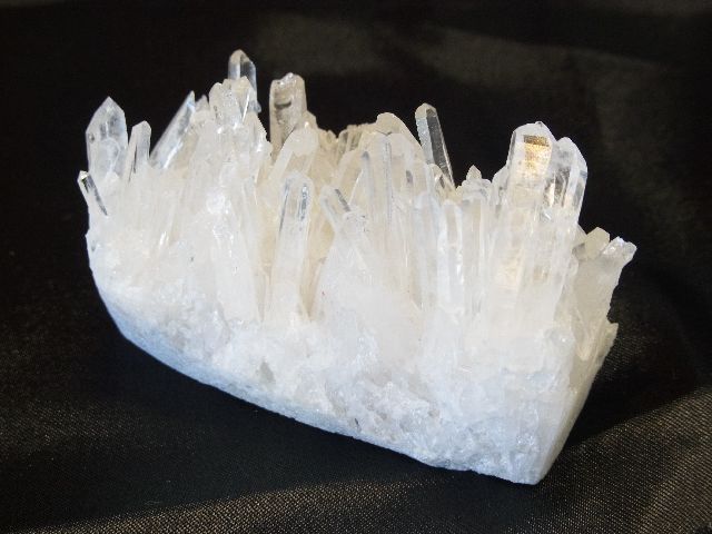 画像: 水晶クラスター１０５ｇ・空間にプラスを生む鑑賞石