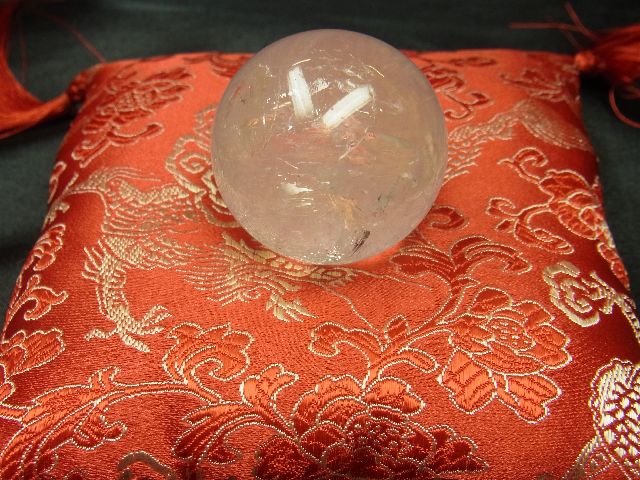 画像: ガネッシュヒマール産ヒマラヤ水晶３８ミリ丸玉オブジェ！！空間とパワーストーンの浄化に！